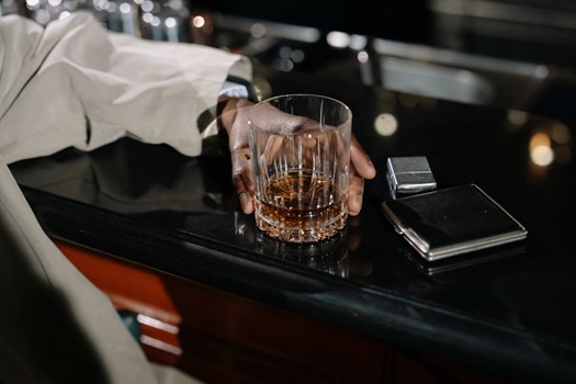 Jak poprawnie pić whisky, czyli sztuka, którą powinien opanować każdy dżentelmen