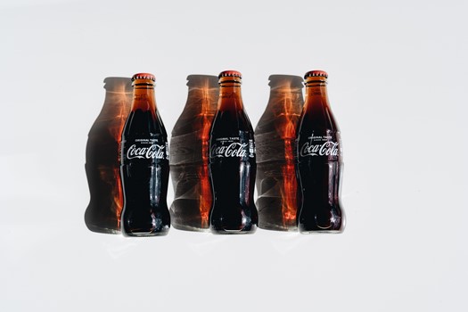 Jeśli Coca-Cola to tylko w szklanej butelce. Dlaczego?