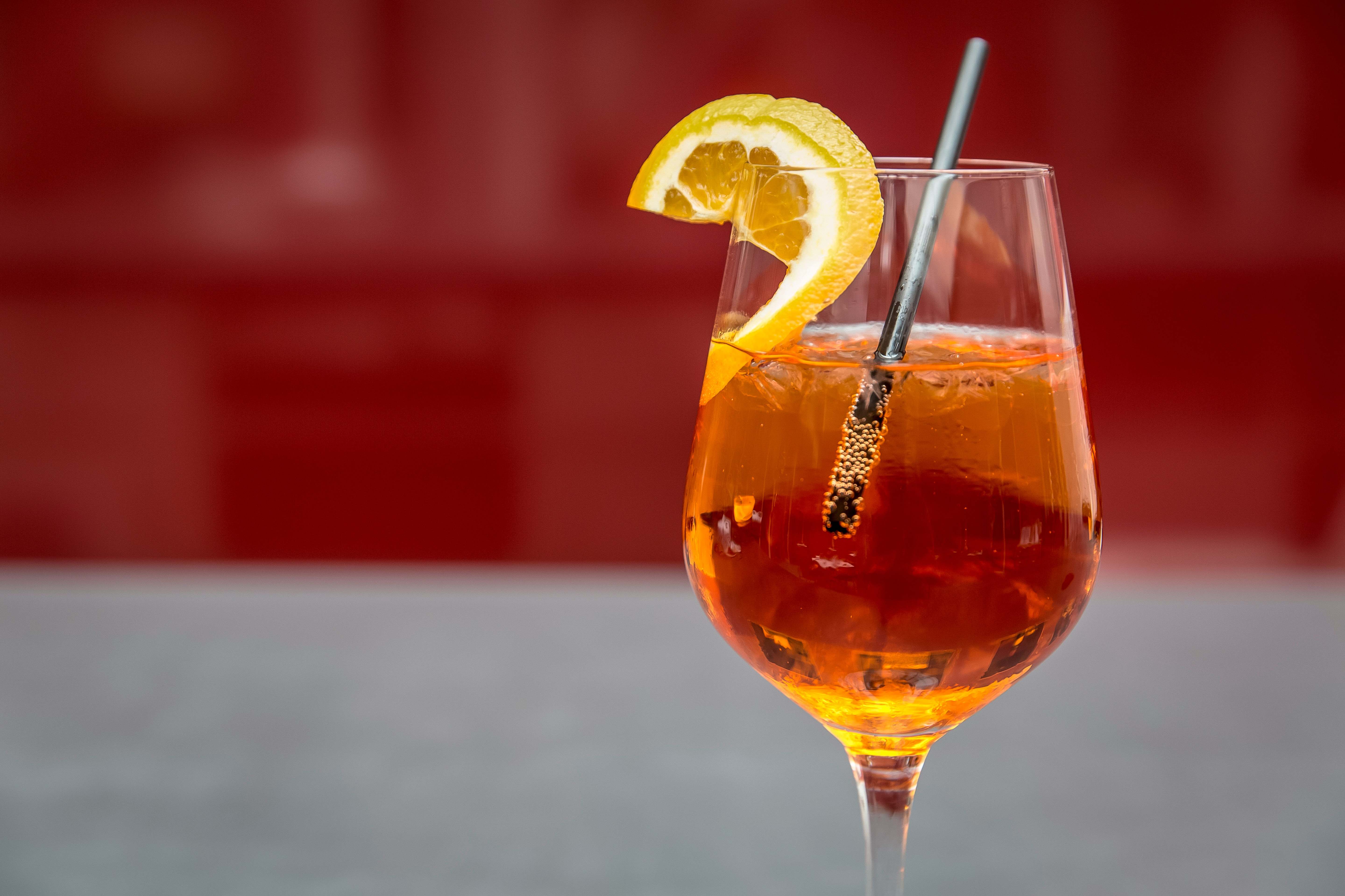 Красивые напитки. Апероль Спритц. Aperol Spritz Cocktail. Лимонад Апероль. Апероль сауэр.